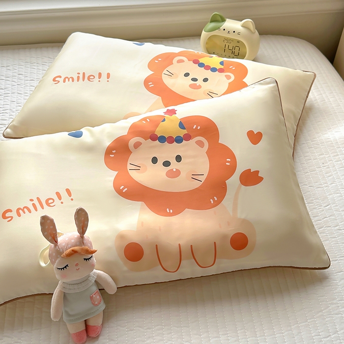 91家纺网 家纺一手货源 找家纺 百寐 2025新款A类母婴级60s天丝大版卡通数码印花儿童枕套 派对狮子