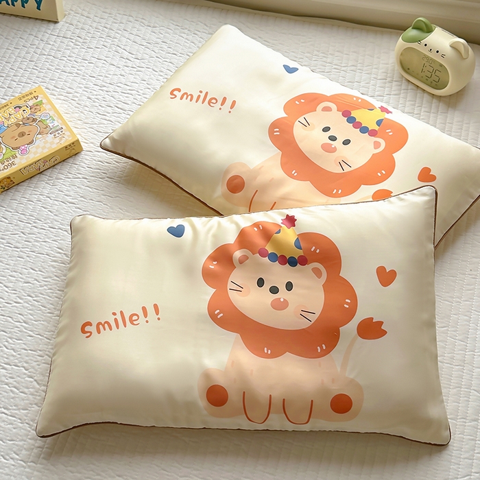 91家纺网 家纺一手货源 找家纺 百寐 2025新款A类母婴级60s天丝大版卡通数码印花儿童枕套 派对狮子