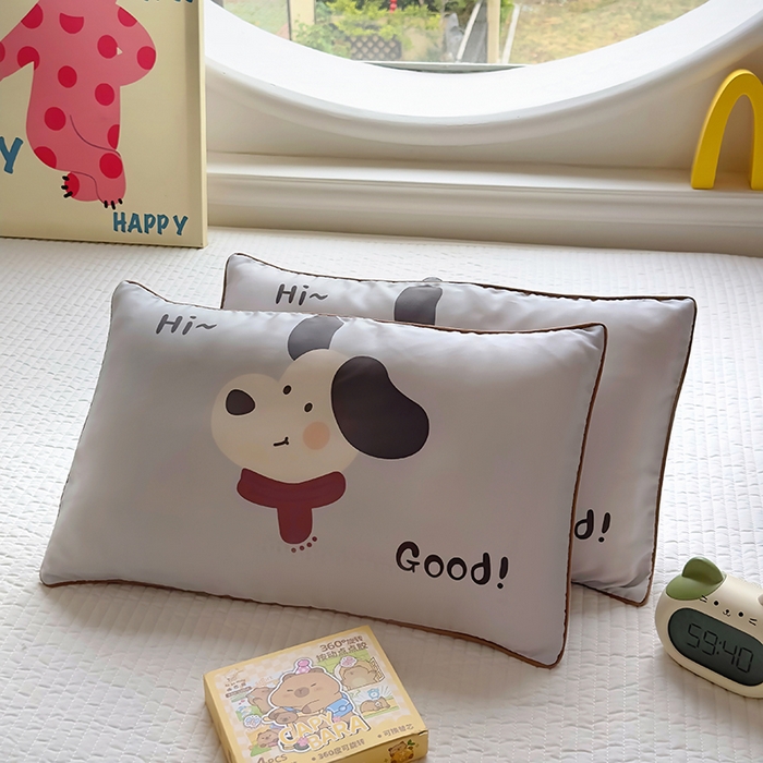 91家纺网 家纺一手货源 找家纺 百寐 2025新款A类母婴级60s天丝大版卡通数码印花儿童枕套 围巾狗狗