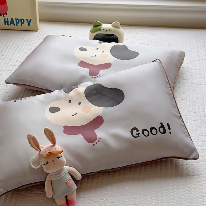 91家纺网 家纺一手货源 找家纺 百寐 2025新款A类母婴级60s天丝大版卡通数码印花儿童枕套 围巾狗狗