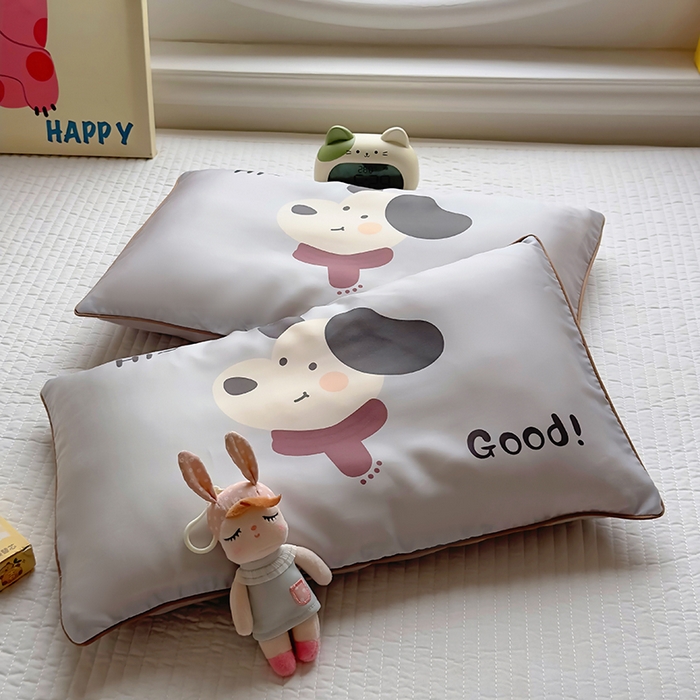 91家纺网 家纺一手货源 找家纺 百寐 2025新款A类母婴级60s天丝大版卡通数码印花儿童枕套 围巾狗狗