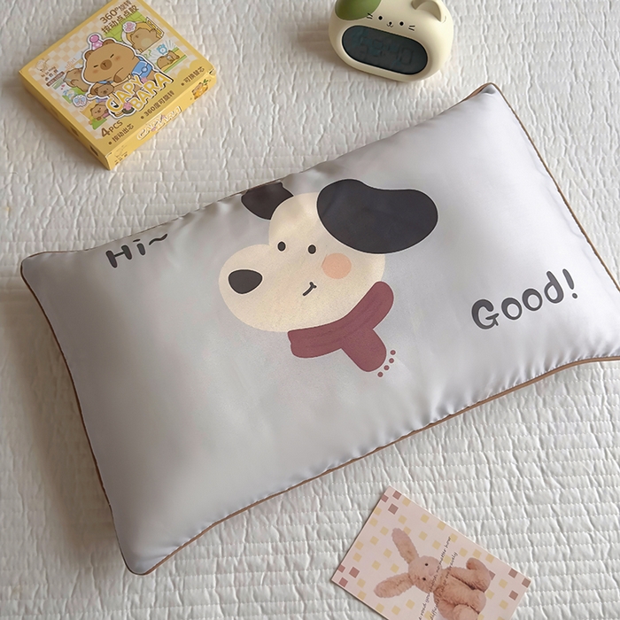 91家纺网 家纺一手货源 找家纺 百寐 2025新款A类母婴级60s天丝大版卡通数码印花儿童枕套 围巾狗狗