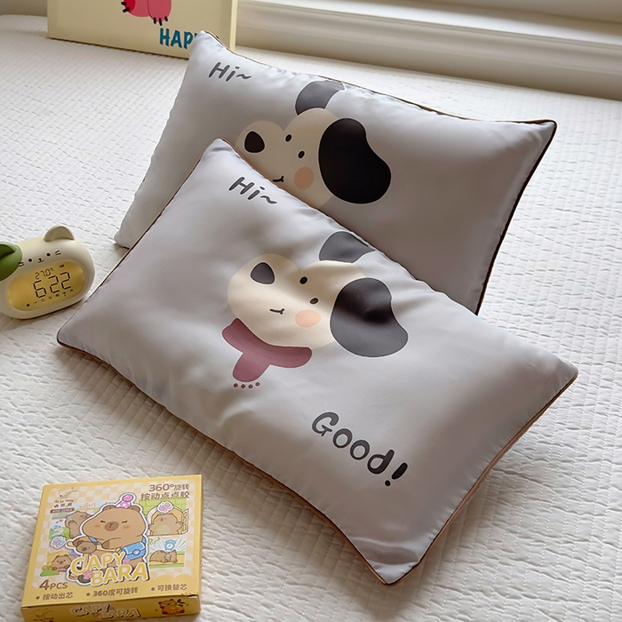 91家纺网 家纺一手货源 找家纺 百寐 2025新款A类母婴级60s天丝大版卡通数码印花儿童枕套 围巾狗狗