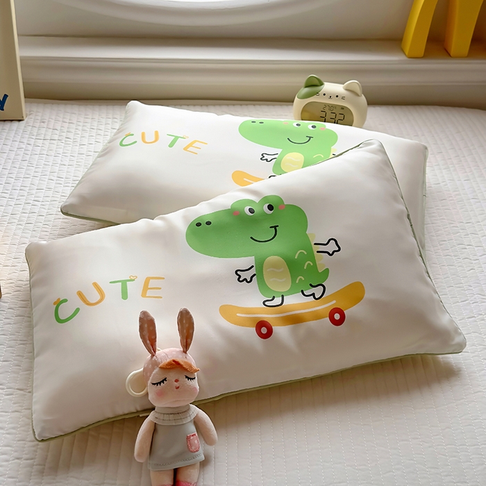 91家纺网 家纺一手货源 找家纺 百寐 2025新款A类母婴级60s天丝大版卡通数码印花儿童枕套 滑板鳄鱼