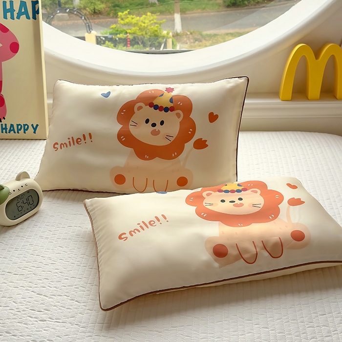91家纺网 家纺一手货源 找家纺 百寐 2025新款A类母婴级60s天丝大版卡通数码印花儿童枕套 派对狮子