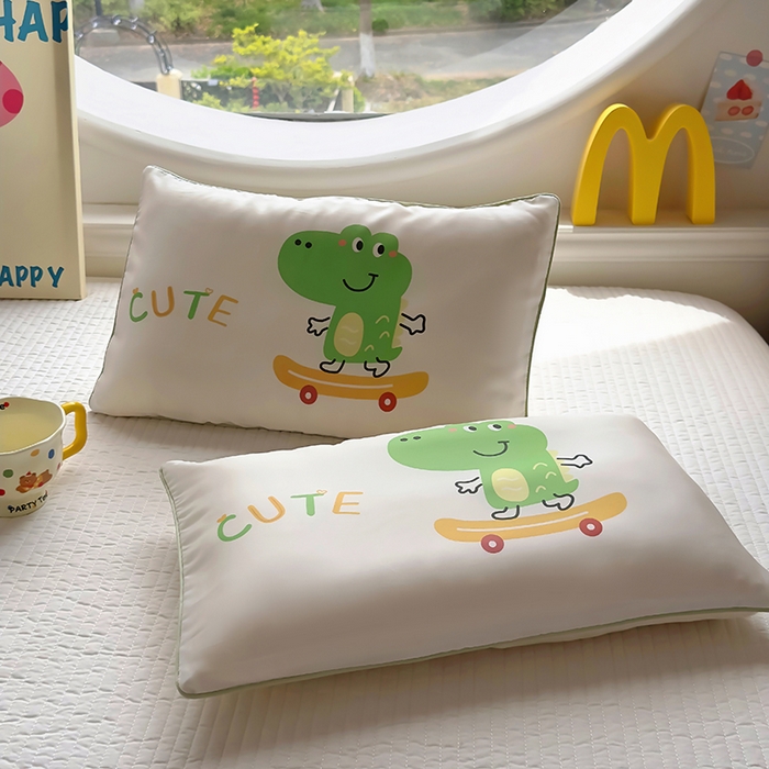 91家纺网 家纺一手货源 找家纺 百寐 2025新款A类母婴级60s天丝大版卡通数码印花儿童枕套 滑板鳄鱼