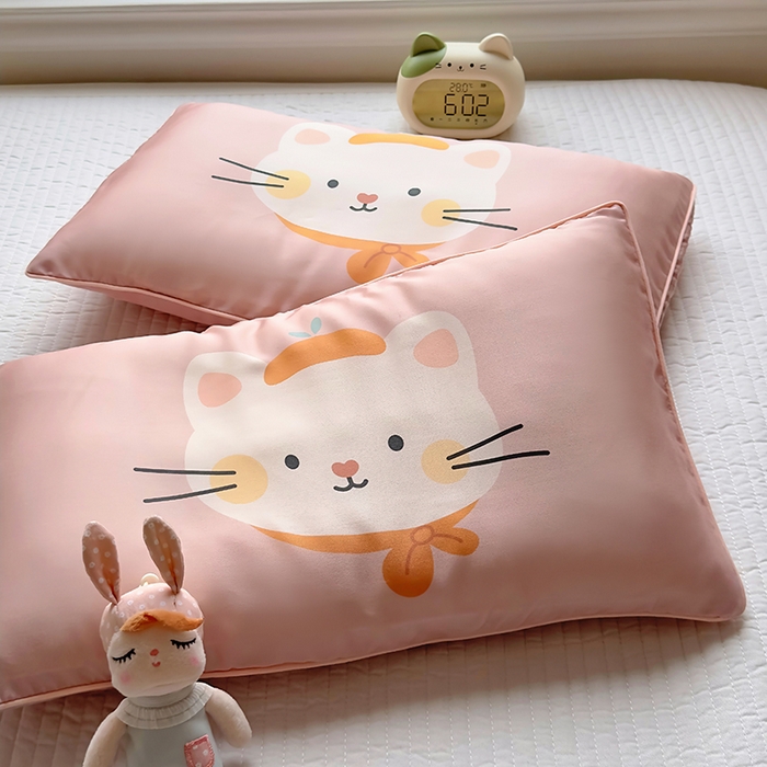91家纺网 家纺一手货源 找家纺 百寐 2025新款A类母婴级60s天丝大版卡通数码印花儿童枕套 乖乖猫咪