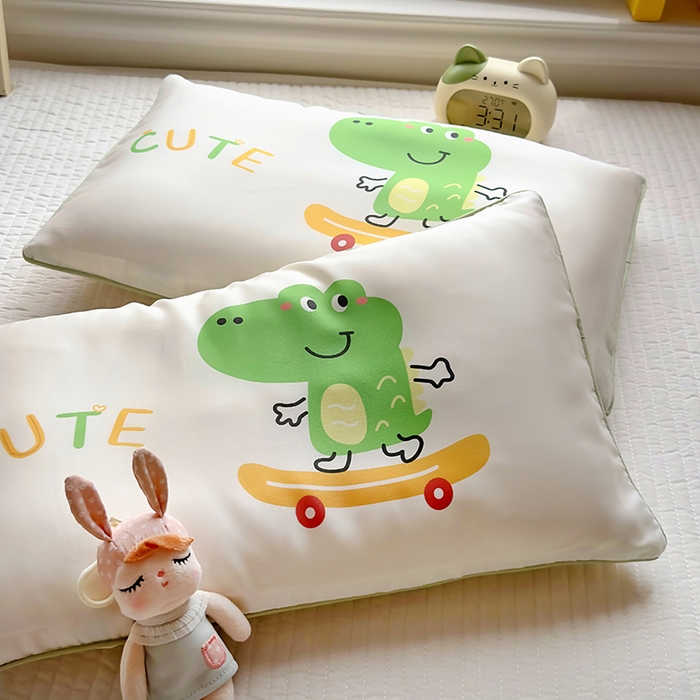 91家纺网 家纺一手货源 找家纺 百寐 2025新款A类母婴级60s天丝大版卡通数码印花儿童枕套 滑板鳄鱼