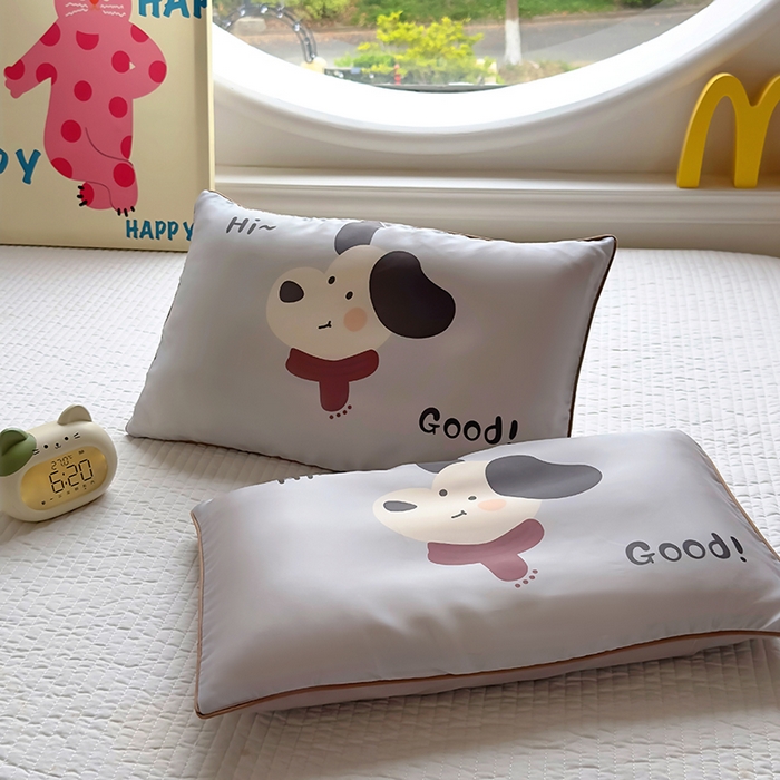 91家纺网 家纺一手货源 找家纺 百寐 2025新款A类母婴级60s天丝大版卡通数码印花儿童枕套 围巾狗狗