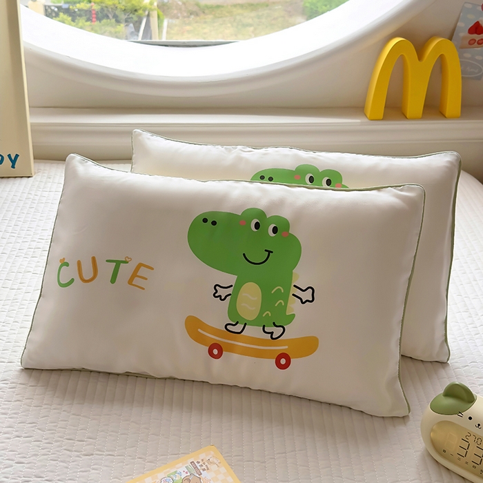 91家纺网 家纺一手货源 找家纺 百寐 2025新款A类母婴级60s天丝大版卡通数码印花儿童枕套 滑板鳄鱼