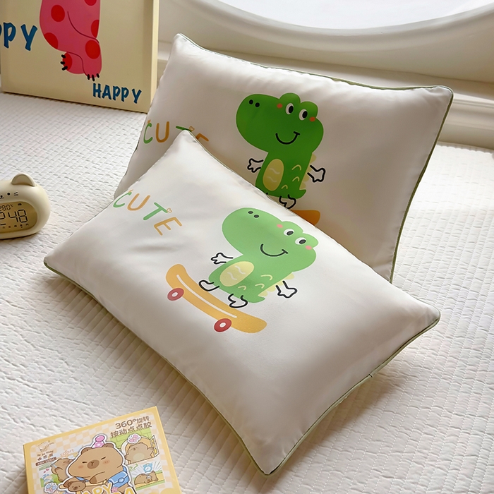 91家纺网 家纺一手货源 找家纺 百寐 2025新款A类母婴级60s天丝大版卡通数码印花儿童枕套 滑板鳄鱼