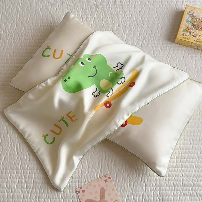 91家纺网 家纺一手货源 找家纺 百寐 2025新款A类母婴级60s天丝大版卡通数码印花儿童枕套 滑板鳄鱼