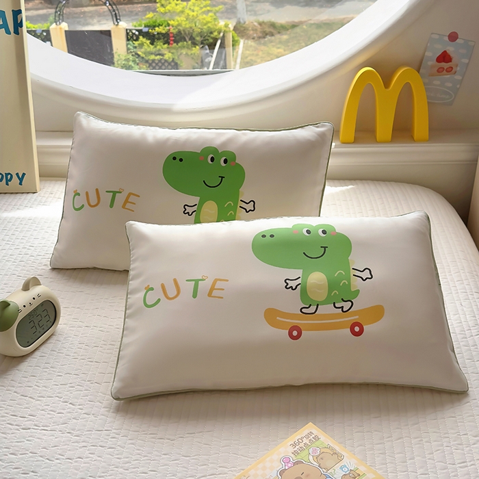 91家纺网 家纺一手货源 找家纺 百寐 2025新款A类母婴级60s天丝大版卡通数码印花儿童枕套 滑板鳄鱼