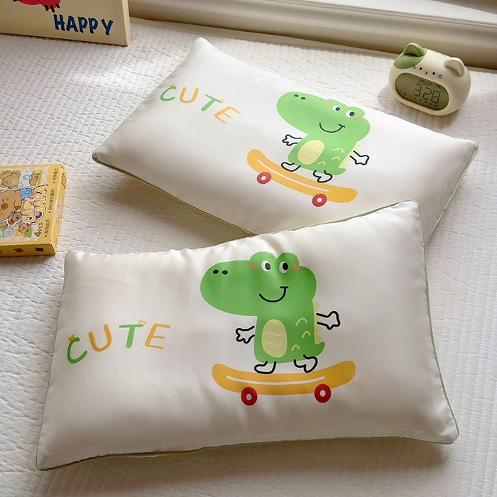 91家纺网 家纺一手货源 找家纺 百寐 2025新款A类母婴级60s天丝大版卡通数码印花儿童枕套 滑板鳄鱼