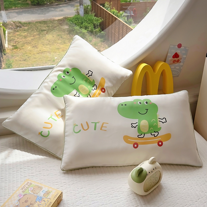 91家纺网 家纺一手货源 找家纺 百寐 2025新款A类母婴级60s天丝大版卡通数码印花儿童枕套 滑板鳄鱼