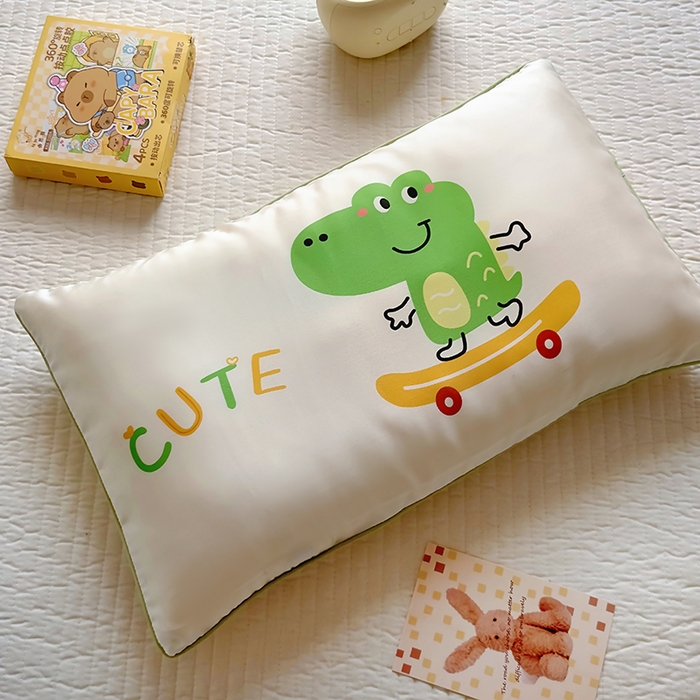 91家纺网 家纺一手货源 找家纺 百寐 2025新款A类母婴级60s天丝大版卡通数码印花儿童枕套 滑板鳄鱼