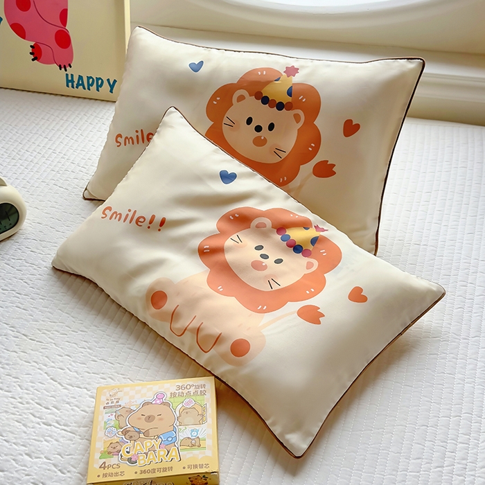 91家纺网 家纺一手货源 找家纺 百寐 2025新款A类母婴级60s天丝大版卡通数码印花儿童枕套 派对狮子