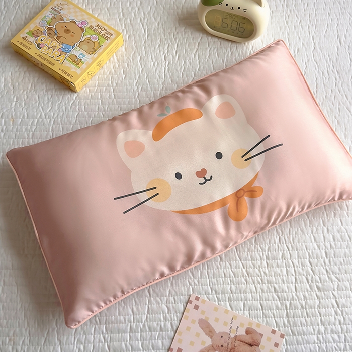 91家纺网 家纺一手货源 找家纺 百寐 2025新款A类母婴级60s天丝大版卡通数码印花儿童枕套 乖乖猫咪