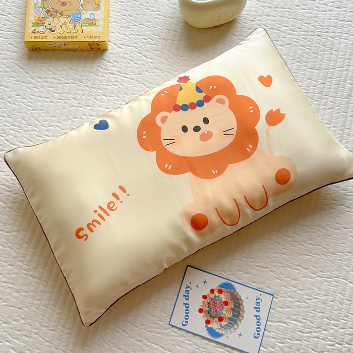 91家纺网 家纺一手货源 找家纺 百寐 2025新款A类母婴级60s天丝大版卡通数码印花儿童枕套 派对狮子