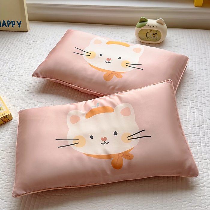 91家纺网 家纺一手货源 找家纺 百寐 2025新款A类母婴级60s天丝大版卡通数码印花儿童枕套 乖乖猫咪