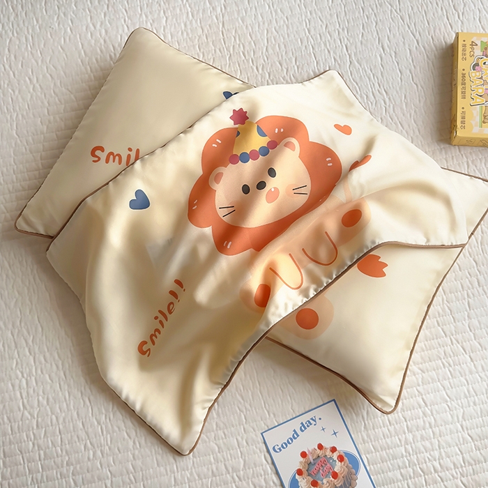 91家纺网 家纺一手货源 找家纺 百寐 2025新款A类母婴级60s天丝大版卡通数码印花儿童枕套 派对狮子