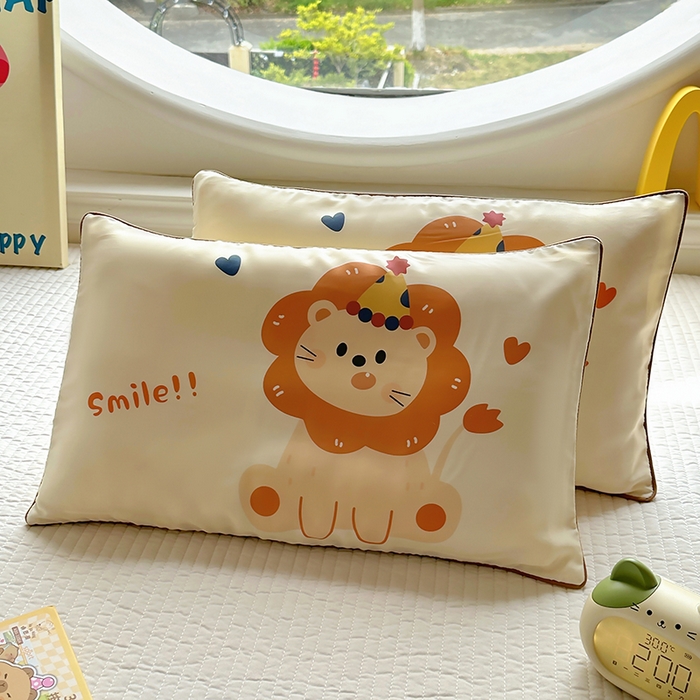 91家纺网 家纺一手货源 找家纺 百寐 2025新款A类母婴级60s天丝大版卡通数码印花儿童枕套 派对狮子