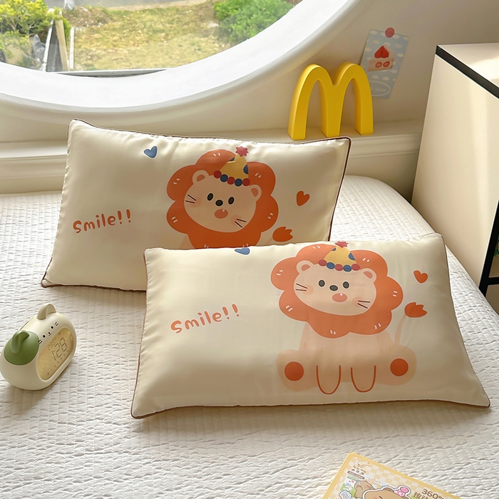 91家纺网 家纺一手货源 找家纺 百寐 2025新款A类母婴级60s天丝大版卡通数码印花儿童枕套 派对狮子