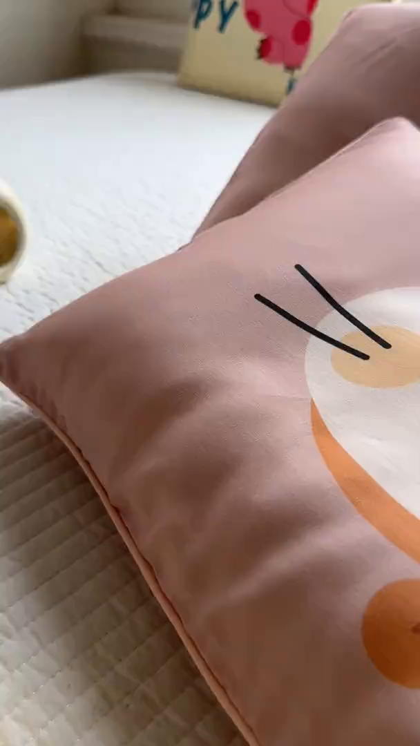 91家纺网 家纺一手货源 找家纺 百寐 2025新款A类母婴级60s天丝大版卡通数码印花儿童枕套 乖乖猫咪