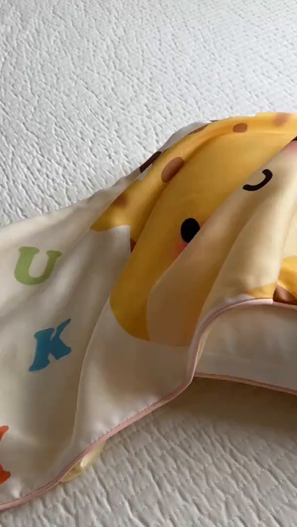 91家纺网 家纺一手货源 找家纺 百寐 2025新款A类母婴级60s天丝大版卡通数码印花儿童枕套 萌长颈鹿