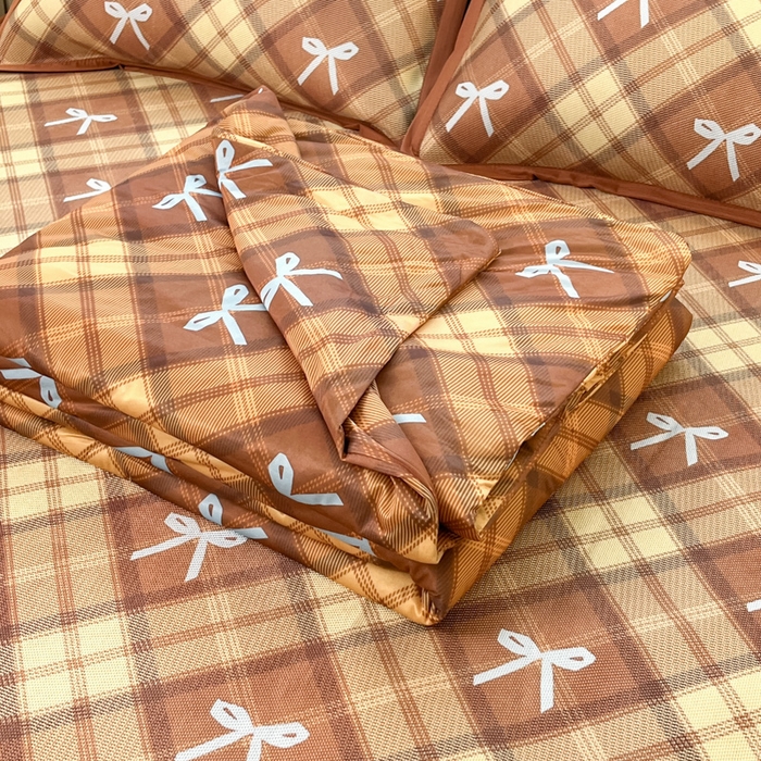 91家纺网 家纺一手货源 找家纺 安哆啦家纺 2025新款A类印花冰藤凉席针织棉牛奶丝夏被夏凉被空调被四件套 复古蝴蝶结