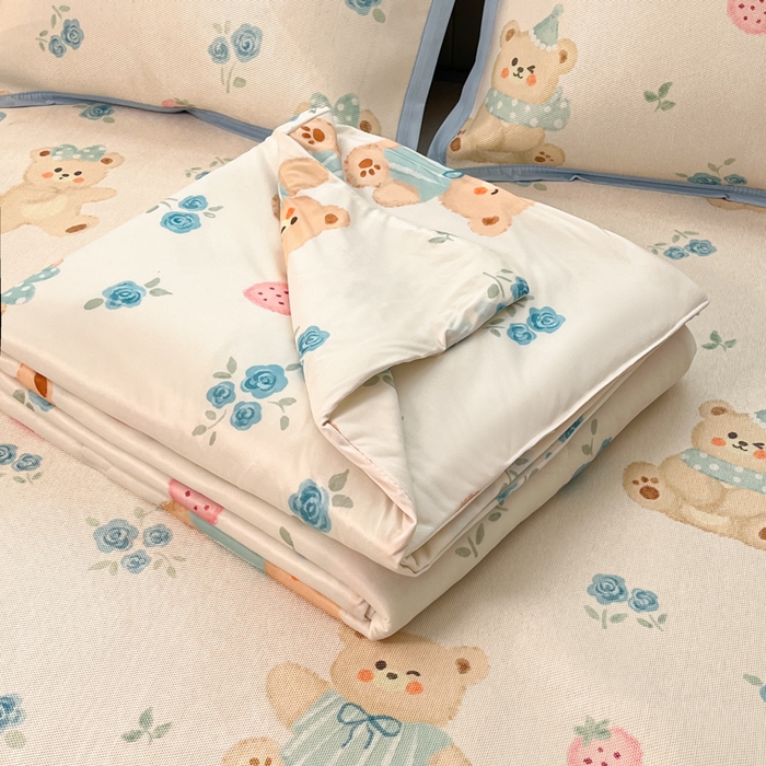 91家纺网 家纺一手货源 找家纺 安哆啦家纺 2025新款A类印花冰藤凉席针织棉牛奶丝夏被夏凉被空调被四件套 蓝花小熊