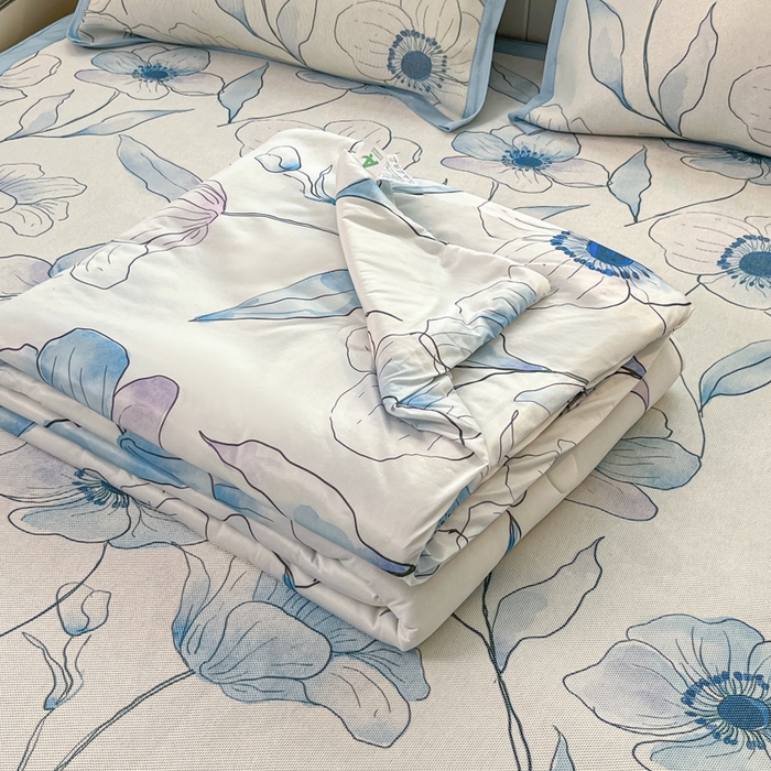 91家纺网 家纺一手货源 找家纺 安哆啦家纺 2025新款A类印花冰藤凉席针织棉牛奶丝夏被夏凉被空调被四件套 蓝梦里