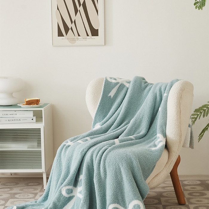 91家纺网 家纺一手货源 找家纺 暖绵绵2025新款半边绒涤纶混纺毯子抱枕套 代芙雅兰