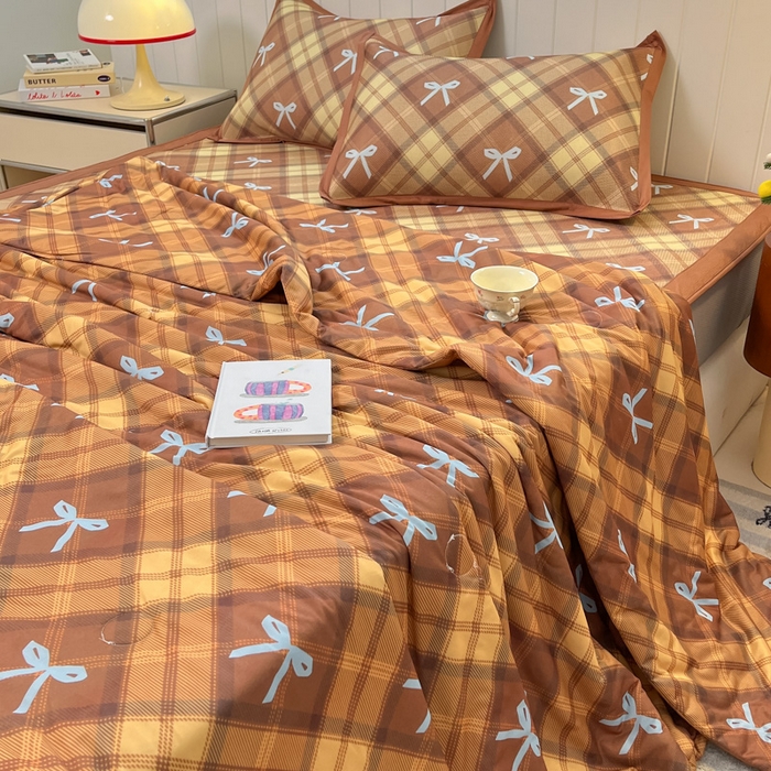 91家纺网 家纺一手货源 找家纺 安哆啦家纺 2025新款A类印花冰藤凉席针织棉牛奶丝夏被夏凉被空调被四件套 复古蝴蝶结