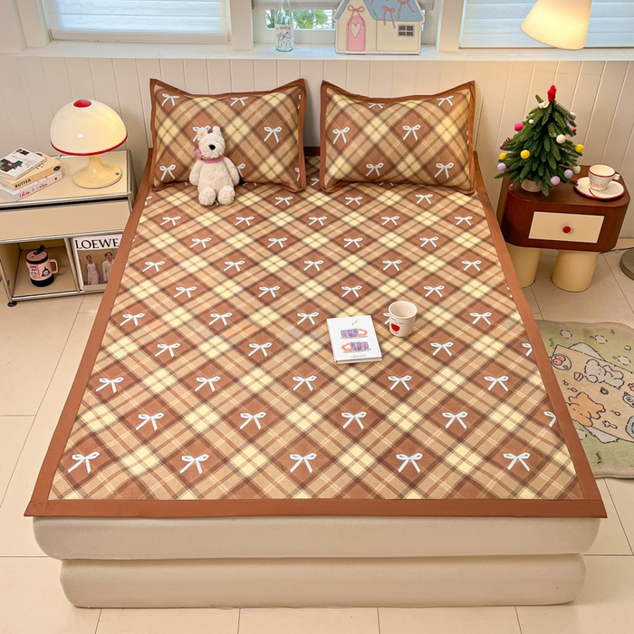 91家纺网 家纺一手货源 找家纺 安哆啦家纺 2025新款A类印花冰藤凉席针织棉牛奶丝夏被夏凉被空调被四件套 复古蝴蝶结