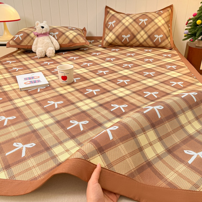 91家纺网 家纺一手货源 找家纺 安哆啦家纺 2025新款A类印花冰藤凉席针织棉牛奶丝夏被夏凉被空调被四件套 复古蝴蝶结