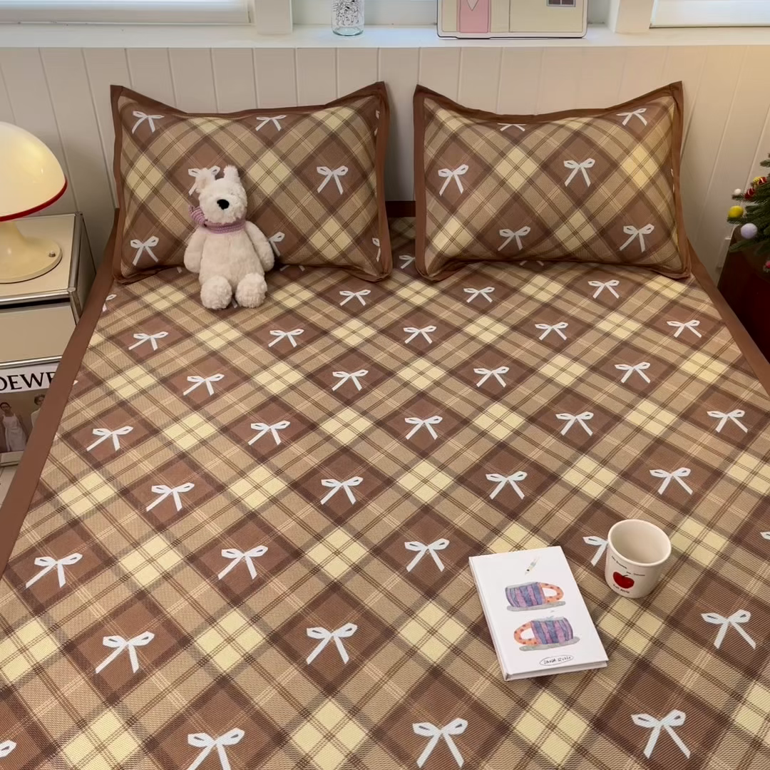 91家纺网 家纺一手货源 找家纺 安哆啦家纺 2025新款A类印花冰藤凉席针织棉牛奶丝夏被夏凉被空调被四件套 复古蝴蝶结