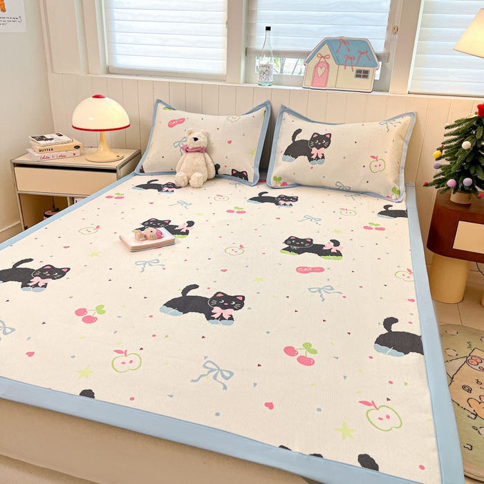 91家纺网 家纺一手货源 找家纺 安哆啦家纺 2025新款A类印花冰藤凉席针织棉牛奶丝夏被夏凉被空调被四件套 黑猫日记