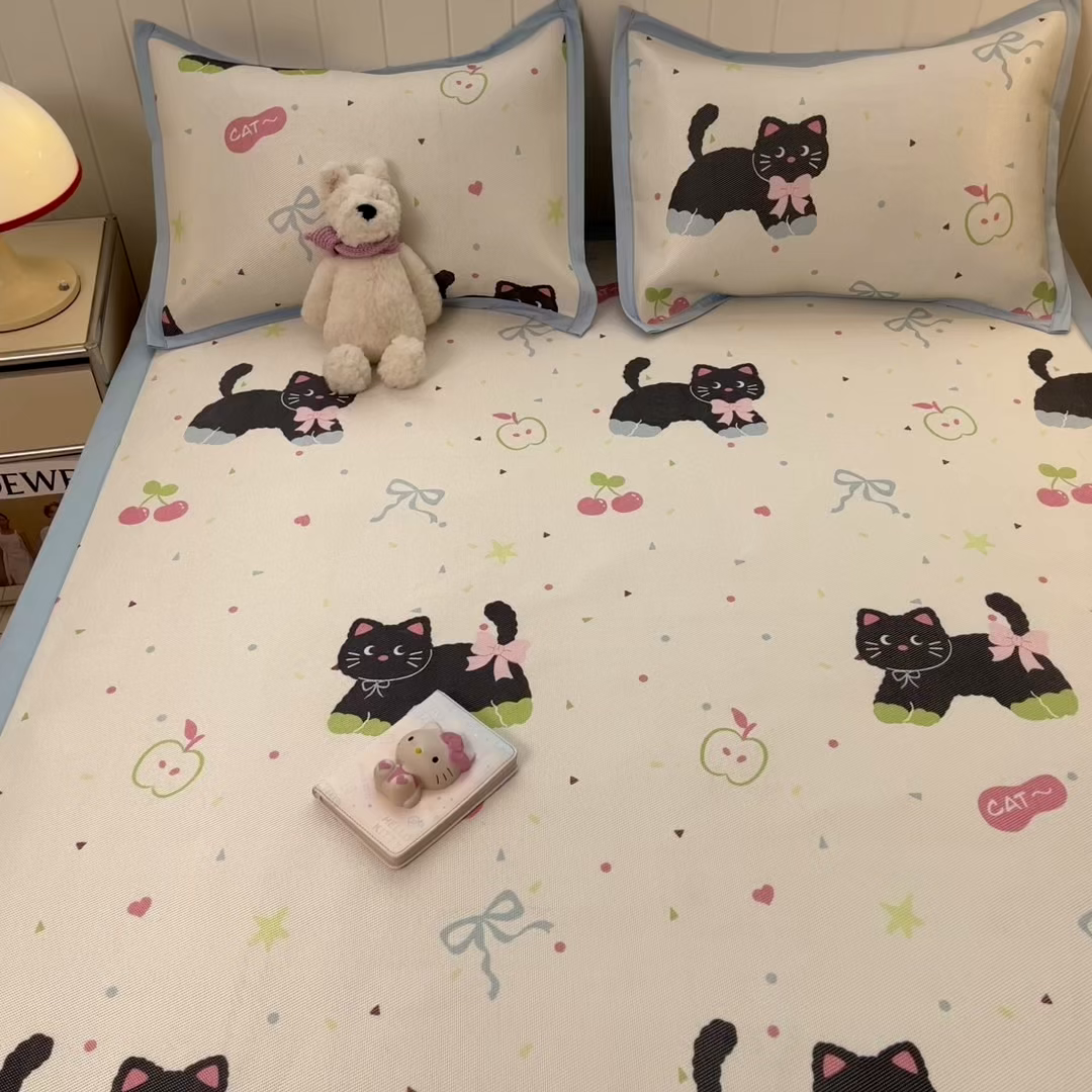 91家纺网 家纺一手货源 找家纺 安哆啦家纺 2025新款A类印花冰藤凉席针织棉牛奶丝夏被夏凉被空调被四件套 黑猫日记