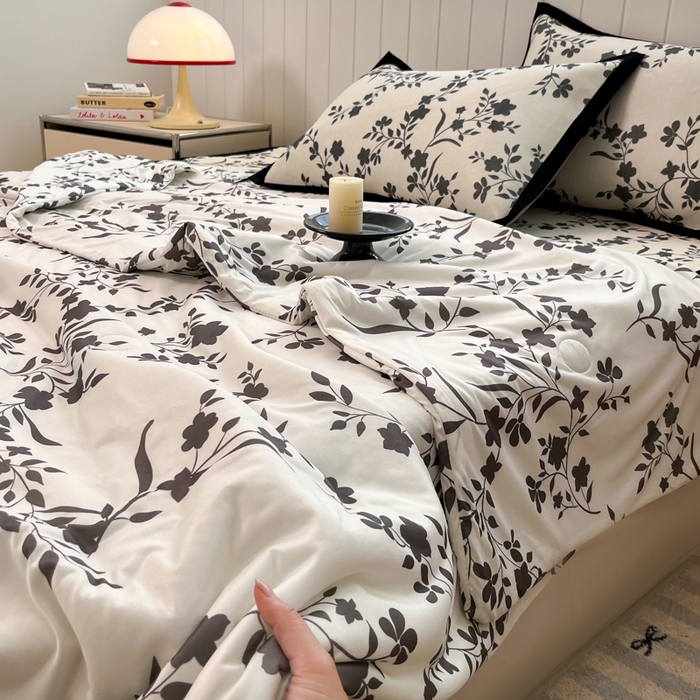 91家纺网 家纺一手货源 找家纺 安哆啦家纺 2025新款A类印花冰藤凉席针织棉牛奶丝夏被夏凉被空调被四件套 花间语