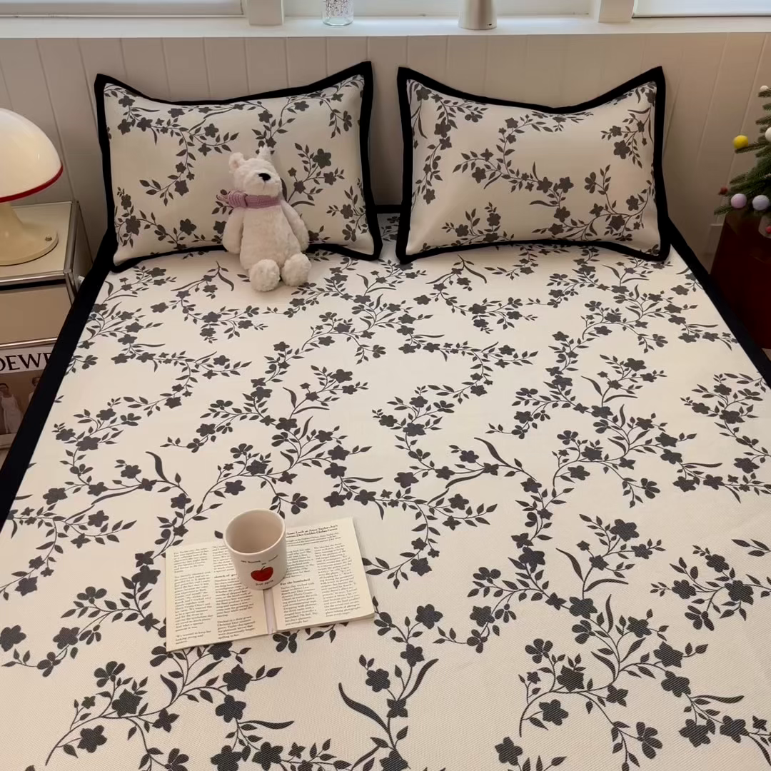 91家纺网 家纺一手货源 找家纺 安哆啦家纺 2025新款A类印花冰藤凉席针织棉牛奶丝夏被夏凉被空调被四件套 花间语