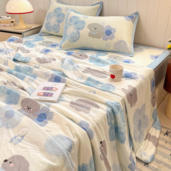 91家纺网 家纺一手货源 找家纺 安哆啦家纺 2025新款A类印花冰藤凉席针织棉牛奶丝夏被夏凉被空调被四件套 蓝花小狗