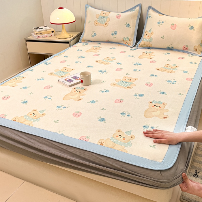 91家纺网 家纺一手货源 找家纺 安哆啦家纺 2025新款A类印花冰藤凉席针织棉牛奶丝夏被夏凉被空调被四件套 蓝花小熊