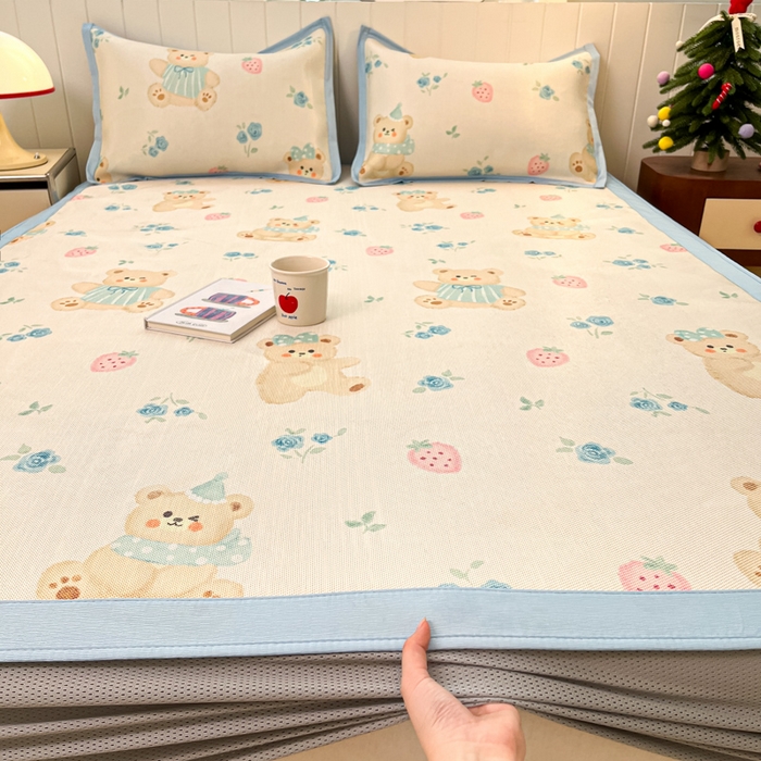 91家纺网 家纺一手货源 找家纺 安哆啦家纺 2025新款A类印花冰藤凉席针织棉牛奶丝夏被夏凉被空调被四件套 蓝花小熊