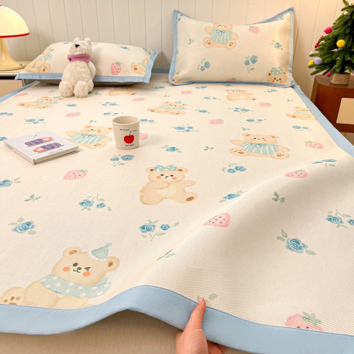 91家纺网 家纺一手货源 找家纺 安哆啦家纺 2025新款A类印花冰藤凉席针织棉牛奶丝夏被夏凉被空调被四件套 蓝花小熊