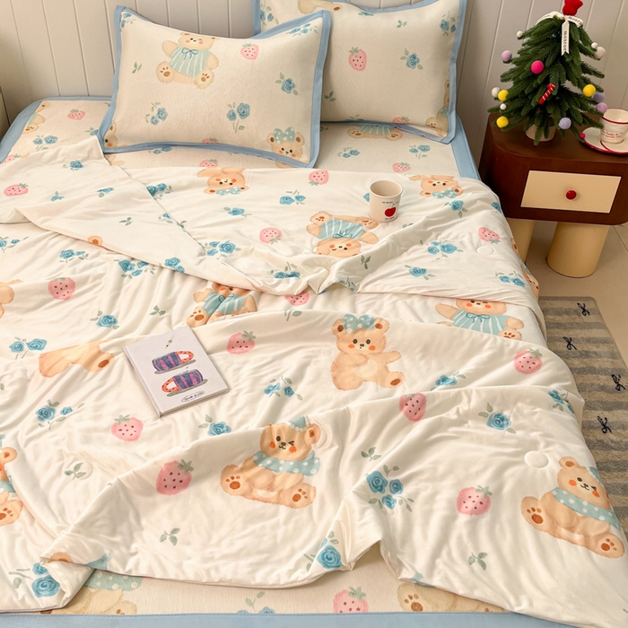 91家纺网 家纺一手货源 找家纺 安哆啦家纺 2025新款A类印花冰藤凉席针织棉牛奶丝夏被夏凉被空调被四件套 蓝花小熊