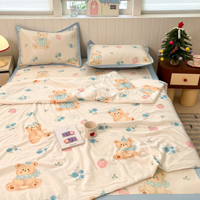 91家纺网 家纺一手货源 找家纺 安哆啦家纺 2025新款A类印花冰藤凉席针织棉牛奶丝夏被夏凉被空调被四件套 蓝花小熊