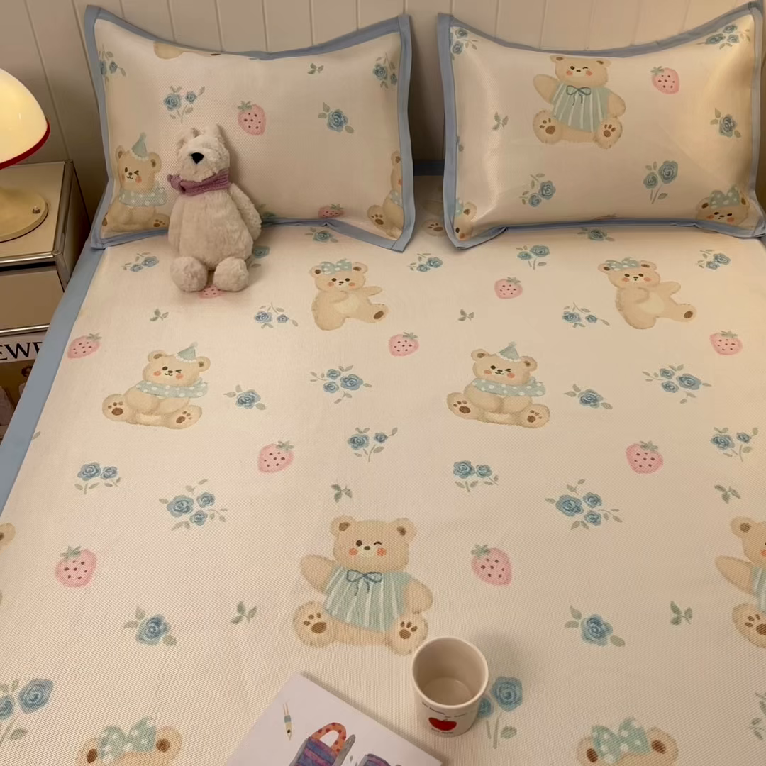 91家纺网 家纺一手货源 找家纺 安哆啦家纺 2025新款A类印花冰藤凉席针织棉牛奶丝夏被夏凉被空调被四件套 蓝花小熊