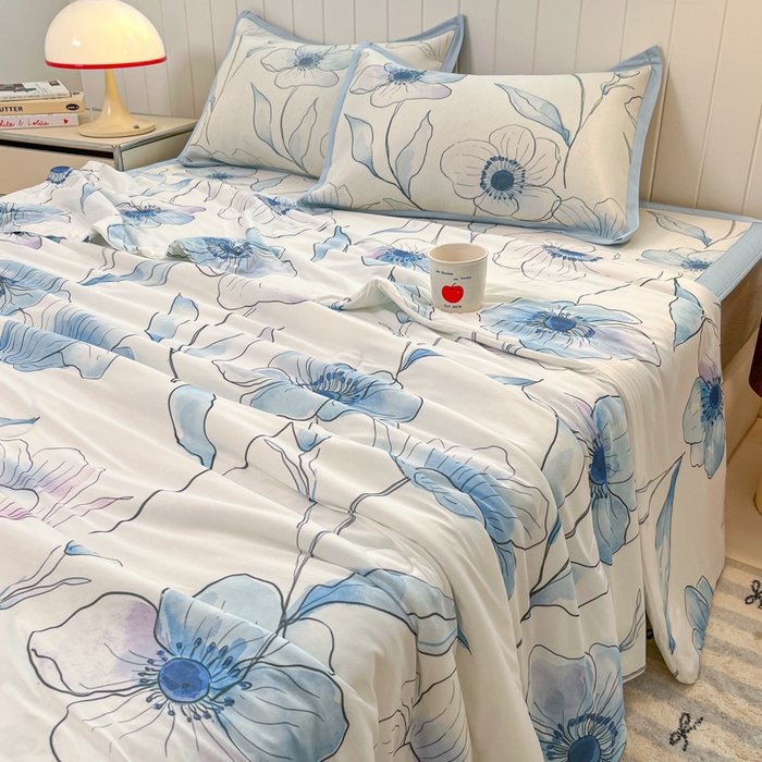 91家纺网 家纺一手货源 找家纺 安哆啦家纺 2025新款A类印花冰藤凉席针织棉牛奶丝夏被夏凉被空调被四件套 蓝梦里