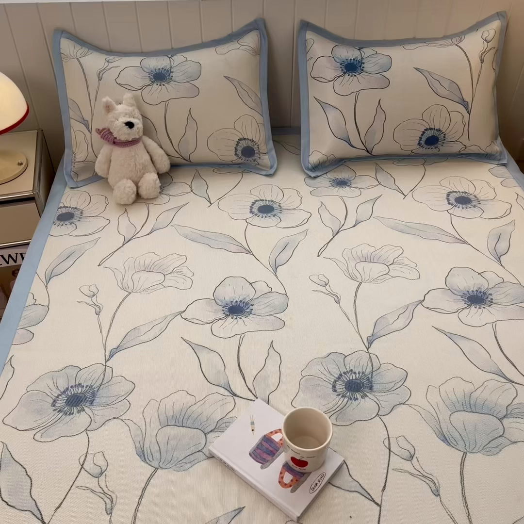 91家纺网 家纺一手货源 找家纺 安哆啦家纺 2025新款A类印花冰藤凉席针织棉牛奶丝夏被夏凉被空调被四件套 蓝梦里